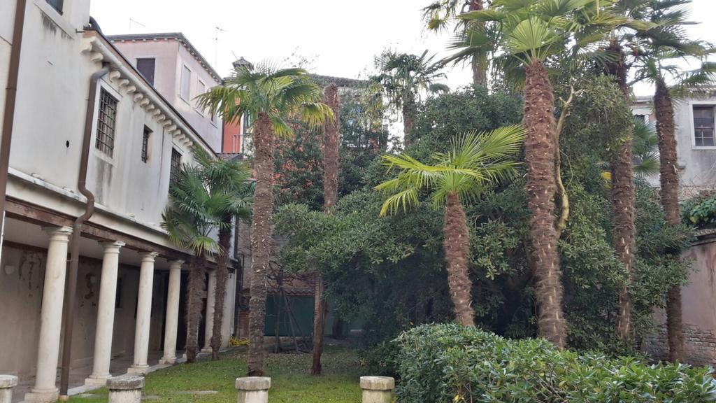 Sweet Autumn In Biennale Garden Flat Venedig